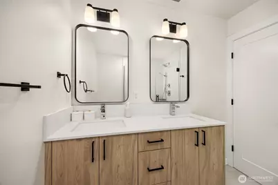 8606 Linden Avenue N, Seattle, WA 98103 - Photo 16