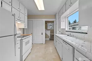 8211 20th Ave NE, Seattle, WA 98115 - Photo 12