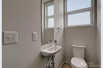 3932 1st Avenue NE, Seattle, WA 98105 - Photo 10