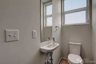 3932 1st Ave NE, Seattle, WA 98105 - Photo 10