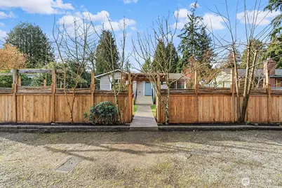 10731 Dayton Avenue N, Seattle, WA 98133 - Photo 4
