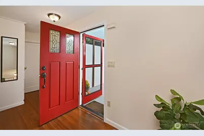 12019 B 25th Avenue NE, Seattle, WA 98125 - Photo 2