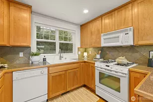 3040 Humes Pl W, Seattle, WA 98119 - Photo 12