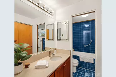 343 N 74th Street, Seattle, WA 98103 - Photo 18