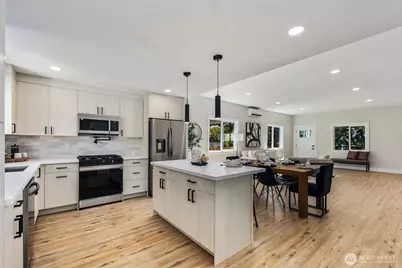 8226 Meridian Avenue N, Seattle, WA 98103 - Photo 10