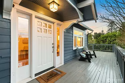 2568 28th Avenue W, Seattle, WA 98199 - Photo 2