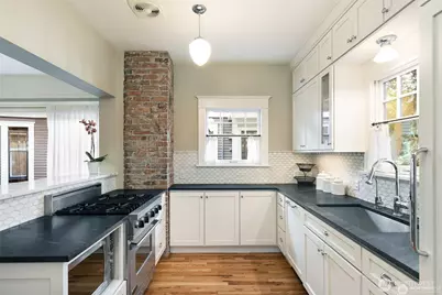 2430 8th Avenue W, Seattle, WA 98119 - Photo 10