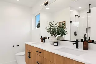 223 NE 75th St, Seattle, WA 98115 - Photo 26