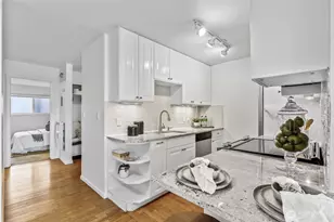 400 Melrose Ave E, Seattle, WA 98102 - Photo 2