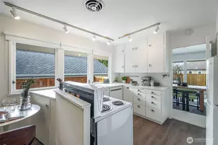 3515 NE 42nd St, Seattle, WA 98105 - Photo 16