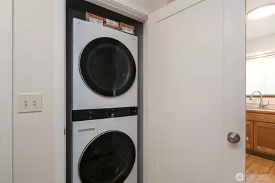 9741 Woodlawn Avenue N, Seattle, WA 98103 - Photo 16