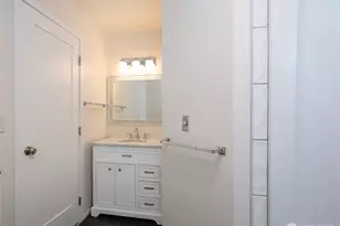 9741 Woodlawn Ave N, Seattle, WA 98103 - Photo 10