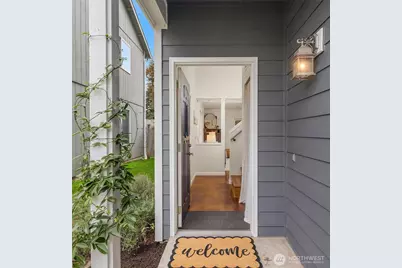 9253 Fremont Avenue N, Seattle, WA 98103 - Photo 2