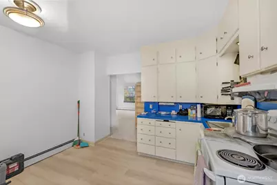 708 Warren Avenue N, Seattle, WA 98109 - Photo 10