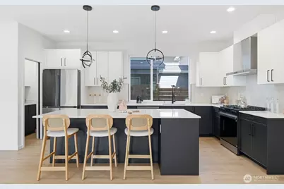 10702 Linden Avenue N, Seattle, WA 98133 - Photo 4