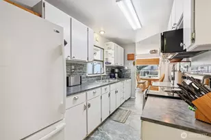 17209 W Riverside Dr, Bothell, WA 98011 - Photo 10