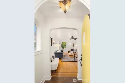 5728 34th Avenue NE, Seattle, WA 98105 - Photo 2