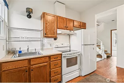 5525 Woodlawn Avenue N, Seattle, WA 98103 - Photo 12