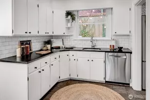 2103 5th Ave N, Seattle, WA 98109 - Photo 10