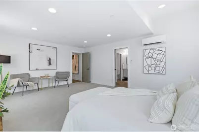 10712 SE 2nd Street, Bellevue, WA 98004 - Photo 14