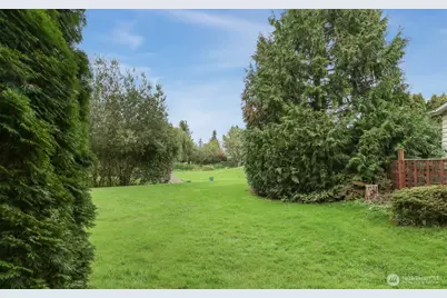 23812 Lake Drive E, Bothell, WA 98021 - Photo 38