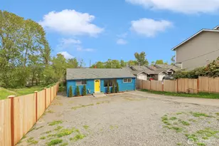 833 E Marine View Dr, Everett, WA 98201 - Photo 2