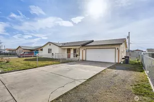 1215 Lowry St, Moses Lake, WA 98837 - Photo 2
