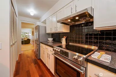 6536 Park Point Lane NE, Seattle, WA 98115 - Photo 8