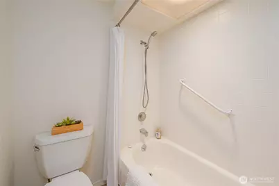 6536 Park Point Lane NE, Seattle, WA 98115 - Photo 16