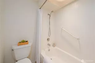 6536 Park Point Ln NE, Seattle, WA 98115 - Photo 16