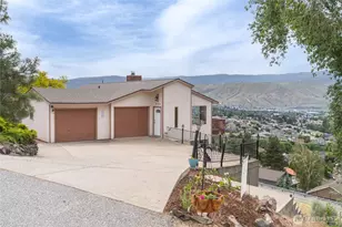 624 Daniels Dr NE, East Wenatchee, WA 98802 - Photo 1