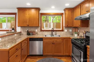 9418 Fremont Ave N, Seattle, WA 98103 - Photo 10