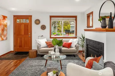 9418 Fremont Avenue N, Seattle, WA 98103 - Photo 2