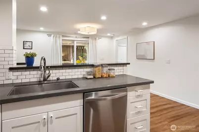9808 Linden Avenue N, Seattle, WA 98103 - Photo 8