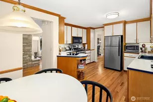 1711 NE 104th St, Seattle, WA 98125 - Photo 8