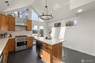 2419 28th Ave W, Seattle, WA 98199 - Photo 10