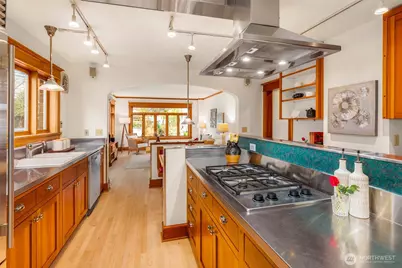 2117 N 36th Street, Seattle, WA 98103 - Photo 16