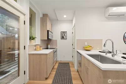 7011 9th Avenue NE, Seattle, WA 98115 - Photo 10