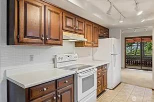 210 E Hawthorne Pl, Port Angeles, WA 98362 - Photo 10