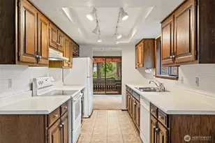 210 E Hawthorne Pl, Port Angeles, WA 98362 - Photo 8