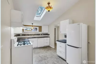 13722 Interlake Avenue N, Seattle, WA 98133 - Photo 12