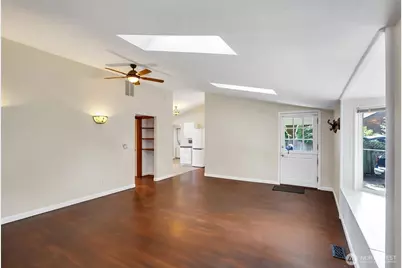 13722 Interlake Avenue N, Seattle, WA 98133 - Photo 8