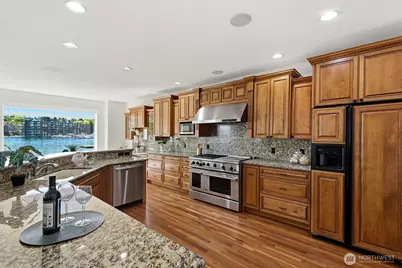 8696 Island Drive S, Seattle, WA 98118 - Photo 12