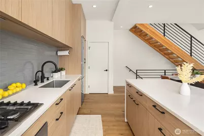 73 E Lynn St, Seattle, WA 98102 - Photo 16