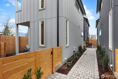 2006 B 19th Avenue S, Seattle, WA 98144 - Photo 2