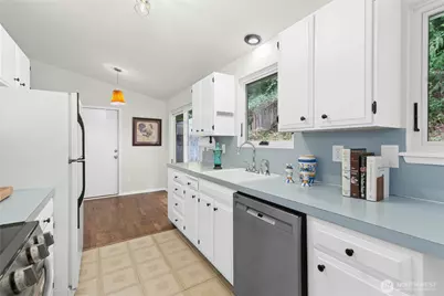 815 NE 200th Street, Shoreline, WA 98155 - Photo 8