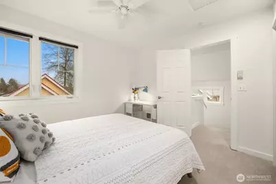 672 Madison Avenue N, Bainbridge Island, WA 98110 - Photo 18