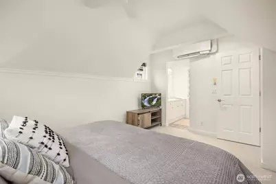 672 Madison Avenue N, Bainbridge Island, WA 98110 - Photo 22