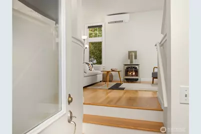 672 Madison Avenue N, Bainbridge Island, WA 98110 - Photo 2