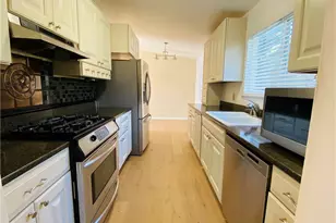 10231 NE 24th St, Bellevue, WA 98004 - Photo 4